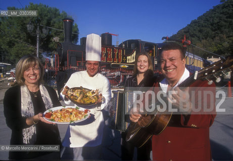 Owner of MUSEUM OF THE ITALIAN SONG Erio Tripodi with his staff, Vallecrosia (Imperia) 2000 / MUSEO DELLA CANZONE ITALIANA, il proprietario Erio Tripodi e il suo staff, Vallecrosia (Imperia), 2000 - ©Marcello Mencarini/Rosebud2