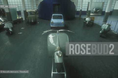 PIAGGIO MUSEUM IN PONTEDERA - Vespa 98 cc (the first Vespa, made in 1946) and Piaggio 400 car in the background / MUSEO PIAGGIO di Pontedera  - Vespa 98 cc (la prima Vespa, prodotta nel 1946) e auto Piaggio 400 - ©Marcello Mencarini/Rosebud2