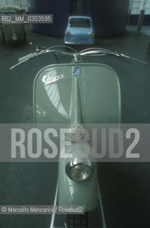 PIAGGIO MUSEUM IN PONTEDERA - Vespa 98 cc (the first Vespa, made in 1946) and Piaggio 400 car in the background / MUSEO PIAGGIO di Pontedera  - Vespa 98 cc (la prima Vespa, prodotta nel 1946) e auto Piaggio 400 - ©Marcello Mencarini/Rosebud2
