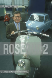 PIAGGIO MUSEUM IN PONTEDERA, 1998. President of Piaggio Alessandro Barberis near a Vespa 98 cc (the first Vespa, made in 1946) / MUSEO PIAGGIO di Pontedera, 1998. Il presidente della Piaggio Alessandro Barberis accanto a una Vespa 98 cc (la prima Vespa, prodotta nel 1946)  - ©Marcello Mencarini/Rosebud2