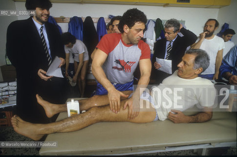 Italian National Singers Football Team, 1987. Masseur Nicola Mancuso massages Italian lyricist Giulio Rapetti (also known as Mogol) / Nazionale Italiana cantanti, 1987. Il massaggiatore Nicola Mancuso con il paroliere Giulio Rapetti (Mogol) - ©Marcello Mencarini/Rosebud2