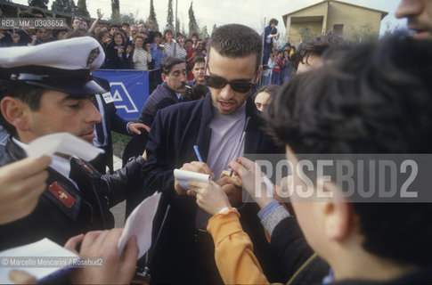 Italian National Singers Football Team, 1987. Singer Eros Ramazzotti signs autographs / Nazionale italiana cantanti 1987. Il cantante Eros Ramazzotti mentre firma autografi - ©Marcello Mencarini/Rosebud2