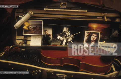 Milan Symphony Orchestra Giuseppe Verdi, A Violin in its case with a photo of violinist Uto Ughi inside (about 1990) / Lorchestra sinfonica di Milano Giuseppe Verdi. Violino nella sua custodia con una foto del violinista Uto Ughi allinterno (1990 circa) - ©Marcello Mencarini/Rosebud2