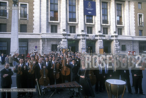 Rome, 1992. Santa Cecilia Academy Orchestra in front of the  Auditorium Pio XII at Via della Conciliazione / Roma, 1992. Lorchestra dellAccademia Nazionale di Santa Cecilia davanti all Auditorium Pio XII in Via della Conciliazione - ©Marcello Mencarini/Rosebud2