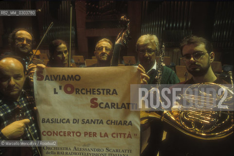 Alessandro Scarlatti RAI Orchestra, Naples (1992). Banner against the closure of the RAI (Italian public television) orchestras / Orchestra Scarlatti della RAI di Napoli con un cartello di protesta contro la chiusura delle orchestre della RAI (1992) - ©Marcello Mencarini/Rosebud2
