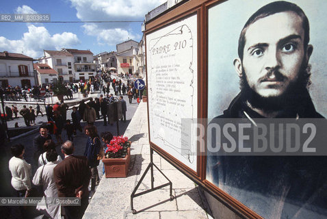 April 5, 1999, Pietrelcina (Benevento). Preparations to celebrate the beatification of Saint Pio (Pius) of Pietrelcina / 5 aprile 1999, Pietrelcina (Benevento). Preparativi per festeggiare la beatificazione di Padre Pio da Pietrelcina - ©Marcello Mencarini/Rosebud2