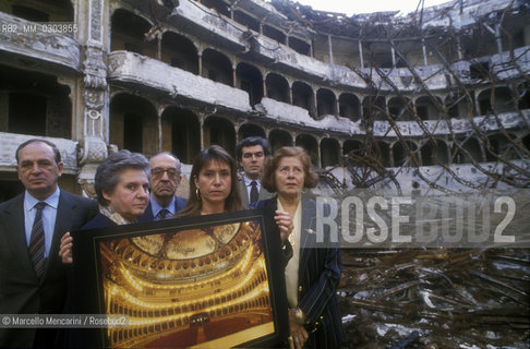Bari 1992. Messeni Nemagna family, owner of Petruzzelli Theater, poses in its rubble after the fire / Bari 1992. La famiglia Messeni Nemagna, proprietaria del Teatro Petruzzelli, posa tra le sue macerie dopo lincendio - ©Marcello Mencarini/Rosebud2