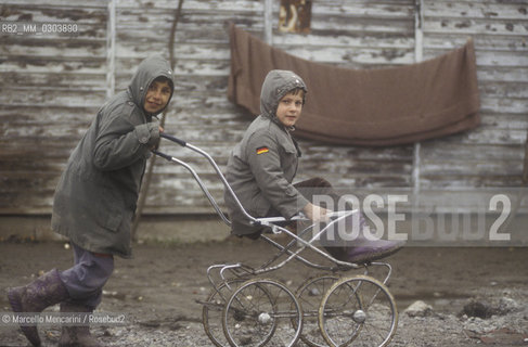 Resnik (Croatia), 1992. Refugee camp / Resnik (Croazia), 1992. Campo profughi - ©Marcello Mencarini/Rosebud2