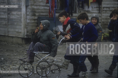 Resnik (Croatia), 1992. Refugee camp / Resnik (Croazia), 1992. Campo profughi - ©Marcello Mencarini/Rosebud2
