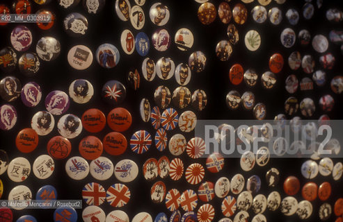 Pins for sale at a rock concert (Italy, about 1990) / Spille in vendita a un concerto rock (Italia, 1990 circa) - ©Marcello Mencarini/Rosebud2