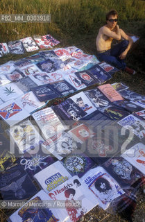 Sale of T-shirts at a rock concert (Italy, about 1990) / Vendita di magliette a un concerto rock (Italia, 1990 circa) - ©Marcello Mencarini/Rosebud2