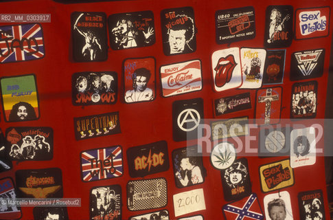 Pins for sale at a rock concert (Italy, about 1990) / Spille in vendita a un concerto rock (Italia, 1990 circa) - ©Marcello Mencarini/Rosebud2