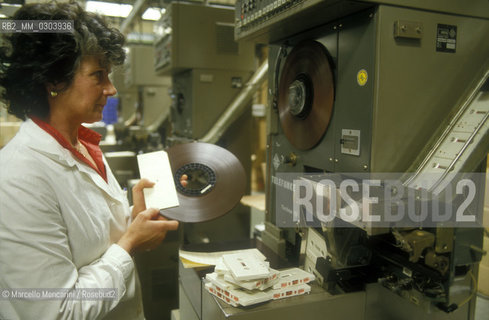 Rome, 1985. RCA - audiocassette manifacturing / Roma, 1985. RCA - produzione di audiocassette - ©Marcello Mencarini/Rosebud2
