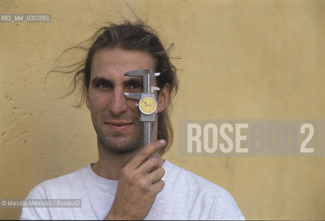 Stefano Falcon, director of the boatyard in the center for drug addiction rehabilitation Comunità Saman in Latina, 1994 / Stefano Falcon, responsabile del cantiere navale della Comunità Saman di Latina per la riabilitazione dei tossicodipendenti, 1994 - ©Marcello Mencarini/Rosebud2
