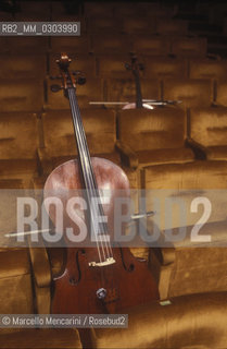 Rome, Pius XII Auditorium at Via della Conciliazione, concert hall of the Santa Cecilia Academy Orchestra. A cello on the chairs (about 1980) / Roma, Auditorium Pio XII in Via della Conciliazione, sede dei concerti dellAccademia di Santa Cecilia. Violoncello sulle sedie (1980 circa) - ©Marcello Mencarini/Rosebud2