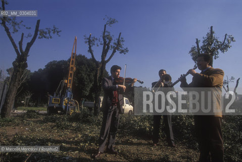 Santa Cecilia Academy Orchestra in the construction site of new Auditorium Parco della Musica in Rome (1995) / LOrchestra Nazionale di Santa Cecilia nel cantiere del nuovo Auditorium Parco della Musica di Roma (1995) - ©Marcello Mencarini/Rosebud2