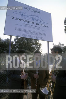 Santa Cecilia Academy Orchestra in the construction site of new Auditorium Parco della Musica in Rome (1995) / LOrchestra Nazionale di Santa Cecilia nel cantiere del nuovo Auditorium Parco della Musica di Roma (1995) - ©Marcello Mencarini/Rosebud2