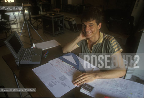 Venice Music Biennale 1995. Composer Marco Stroppa, researcher and teacher at IRCAM in Paris, at Biennale to present his work Comoedia Harmonica for actress, bass, tam-tam and electronics, performed in collaboration with the Center for music research, production and teaching Tempo Reale, founded by Luciano Berio in Florence / Biennale Musica di Venezia 1995. Il compositore Marco Stroppa, ricercatore e insegnante allIRCAM di Parigi, alla Biennale per presentare la sua opera Comoedia Harmonica per attrice, contrabbasso, tam tam e elettronica, eseguita in collaborazione col Centro di ricerca, produzione e didattica musicale Tempo Reale, fondato a Firenze da Luciano Berio - ©Marcello Mencarini/Rosebud2