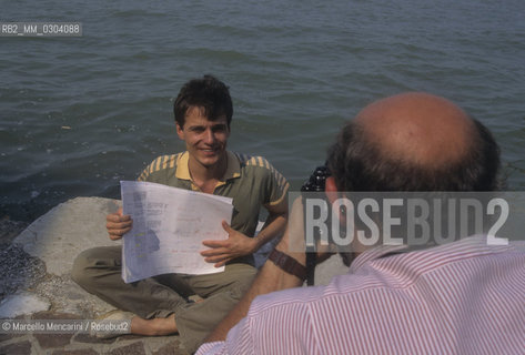 Venice Music Biennale 1995. A photographer takes picture of composer Marco Stroppa, researcher and teacher at IRCAM in Paris, at Biennale to present his work Comoedia Harmonica for actress, bass, tam-tam and electronics, performed in collaboration with the Center for music research, production and teaching Tempo Reale, founded by Luciano Berio in Florence / Biennale Musica di Venezia 1995. Un fotografo riprende il compositore Marco Stroppa, ricercatore e insegnante allIRCAM di Parigi, alla Biennale per presentare la sua opera Comoedia Harmonica per attrice, contrabbasso, tam tam e elettronica, eseguita in collaborazione col Centro di ricerca, produzione e didattica musicale Tempo Reale, fondato a Firenze da Luciano Berio - ©Marcello Mencarini/Rosebud2