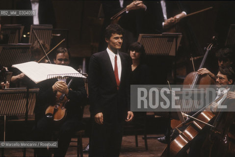 Ferrara, 10 November 1990. Composer Marco Stroppa receives applause after the performance of his work Metabolai by conductor Claudio Abbado with the Chamber Orchestra of Europe / Ferrara, 10 novembre 1990. Il Compositore Marco Stroppa riceve gli applausi del pubblico dopo lesecuzione del suo brano Metabolai diretto da Claudio Abbado ed eseguito dalla Chamber Orchestra of Europe - ©Marcello Mencarini/Rosebud2
