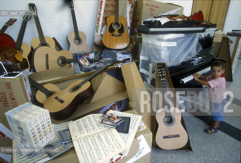 Havana, July 1999. Collection of musical instruments for Cuba promoted by Italian conductor Claudio Abbado / LAvana, luglio 1999. Raccolta di strumenti musicali per Cuba promossa dal direttore dorchestra Claudio Abbado - ©Marcello Mencarini/Rosebud2