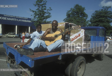 Havana, July 1999. Collection of musical instruments for Cuba promoted by Italian conductor Claudio Abbado / LAvana, luglio 1999. Raccolta di strumenti musicali per Cuba promossa dal direttore dorchestra Claudio Abbado - ©Marcello Mencarini/Rosebud2
