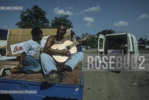Havana, July 1999. Collection of musical instruments for Cuba promoted by Italian conductor Claudio Abbado / LAvana, luglio 1999. Raccolta di strumenti musicali per Cuba promossa dal direttore dorchestra Claudio Abbado - ©Marcello Mencarini/Rosebud2