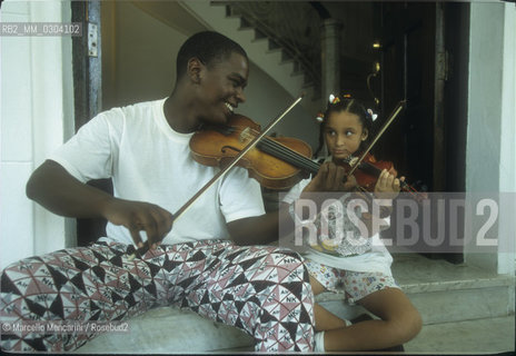 Havana, July 1999. Collection of musical instruments for Cuba promoted by Italian conductor Claudio Abbado. Young violinists playing their new instruments / LAvana, luglio 1999. Raccolta di strumenti musicali per Cuba promossa dal direttore dorchestra Claudio Abbado. Giovani violinisti suonano i loro nuovi strumenti - ©Marcello Mencarini/Rosebud2