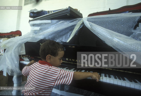 Havana, July 1999. Collection of musical instruments for Cuba promoted by Italian conductor Claudio Abbado / LAvana, luglio 1999. Raccolta di strumenti musicali per Cuba promossa dal direttore dorchestra Claudio Abbado - ©Marcello Mencarini/Rosebud2