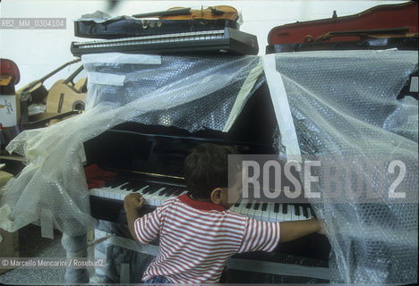 Havana, July 1999. Collection of musical instruments for Cuba promoted by Italian conductor Claudio Abbado / LAvana, luglio 1999. Raccolta di strumenti musicali per Cuba promossa dal direttore dorchestra Claudio Abbado - ©Marcello Mencarini/Rosebud2