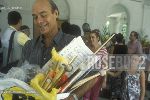 Havana, July 1999. Collection of musical instruments for Cuba promoted by Italian conductor Claudio Abbado / LAvana, luglio 1999. Raccolta di strumenti musicali per Cuba promossa dal direttore dorchestra Claudio Abbado - ©Marcello Mencarini/Rosebud2