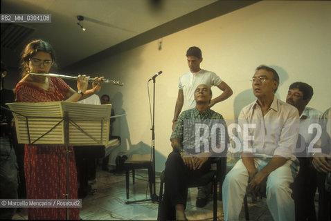 Havana, July 1999. Collection of musical instruments for Cuba promoted by Italian conductor Claudio Abbado. Claudio Abbado during an audition of young Cuban musicians / LAvana, luglio 1999. Raccolta di strumenti musicali per Cuba promossa dal direttore dorchestra Claudio Abbado. Claudio Abbado durante unaudizione di giovani musicisti cubani - ©Marcello Mencarini/Rosebud2