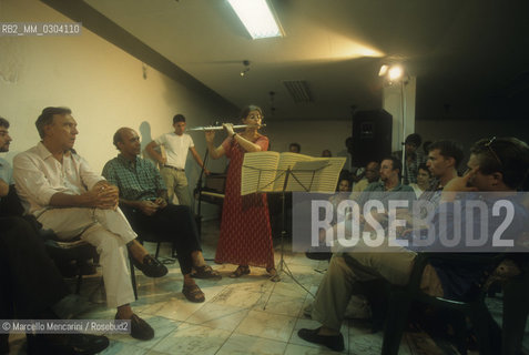 Havana, July 1999. Collection of musical instruments for Cuba promoted by Italian conductor Claudio Abbado. Claudio Abbado during an audition of young Cuban musicians / LAvana, luglio 1999. Raccolta di strumenti musicali per Cuba promossa dal direttore dorchestra Claudio Abbado. Claudio Abbado durante unaudizione di giovani musicisti cubani - ©Marcello Mencarini/Rosebud2