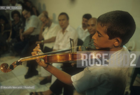 Havana, July 1999. Collection of musical instruments for Cuba promoted by Italian conductor Claudio Abbado. Claudio Abbado during an audition of young Cuban musicians / LAvana, luglio 1999. Raccolta di strumenti musicali per Cuba promossa dal direttore dorchestra Claudio Abbado. Claudio Abbado durante unaudizione di giovani musicisti cubani - ©Marcello Mencarini/Rosebud2