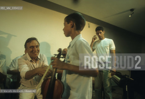 Havana, July 1999. Collection of musical instruments for Cuba promoted by Italian conductor Claudio Abbado. Claudio Abbado during an audition of young Cuban musicians / LAvana, luglio 1999. Raccolta di strumenti musicali per Cuba promossa dal direttore dorchestra Claudio Abbado. Claudio Abbado durante unaudizione di giovani musicisti cubani - ©Marcello Mencarini/Rosebud2