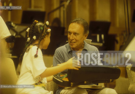 Havana, July 1999. Collection of musical instruments for Cuba promoted by Italian conductor Claudio Abbado. Claudio Abbado during an audition of young Cuban musicians / LAvana, luglio 1999. Raccolta di strumenti musicali per Cuba promossa dal direttore dorchestra Claudio Abbado. Claudio Abbado durante unaudizione di giovani musicisti cubani - ©Marcello Mencarini/Rosebud2
