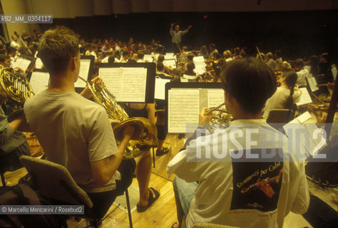 Havana (Cuba), Amedeo Roldan Theater, July 1999. The Gustav Mahler Jugendorchester directed by Claudio Abbado performing a rehearsal of the concert on occasion of the musical instruments collection for Cuba promoted by him / LAvana (Cuba), Teatro Amedeo Roldan, luglio 1999. La Gustav Mahler Jugendorchester diretta da Claudio Abbado durante una prova del concerto in occasione della raccolta di strumenti musicali per Cuba da lui promossa - ©Marcello Mencarini/Rosebud2