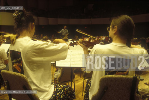 Havana (Cuba), Amedeo Roldan Theater, July 1999. The Gustav Mahler Jugendorchester directed by Claudio Abbado performing a rehearsal of the concert on occasion of the musical instruments collection for Cuba promoted by him / LAvana (Cuba), Teatro Amedeo Roldan, luglio 1999. La Gustav Mahler Jugendorchester diretta da Claudio Abbado durante una prova del concerto in occasione della raccolta di strumenti musicali per Cuba da lui promossa - ©Marcello Mencarini/Rosebud2