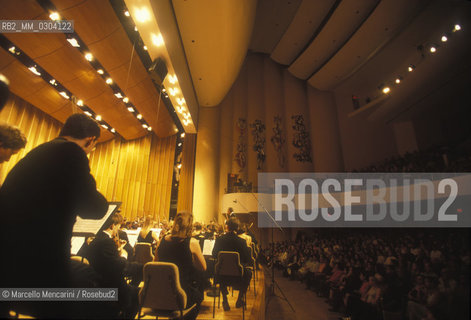 Havana (Cuba), Amedeo Roldan Theater, July 1999. The Gustav Mahler Jugendorchester directed by Claudio Abbado performing the concert on occasion of the musical instruments collection for Cuba promoted by him / LAvana (Cuba), Teatro Amedeo Roldan, luglio 1999. La Gustav Mahler Jugendorchester diretta da Claudio Abbado durante il concerto in occasione della raccolta di strumenti musicali per Cuba da lui promossa - ©Marcello Mencarini/Rosebud2