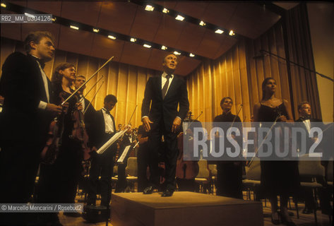 Havana (Cuba), Amedeo Roldan Theater, July 1999. The Gustav Mahler Jugendorchester and conductor Claudio Abbado thank the audience after the concert on occasion of the musical instruments collection for Cuba promoted by him / LAvana (Cuba), Teatro Amedeo Roldan, luglio 1999. La Gustav Mahler Jugendorchester e il direttore Claudio Abbado ringraziano il pubblico dopo il concerto in occasione della raccolta di strumenti musicali per Cuba da lui promossa - ©Marcello Mencarini/Rosebud2