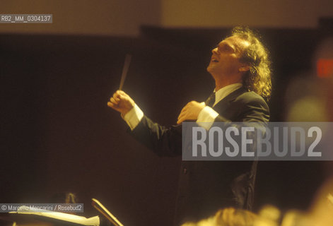Havana (Cuba), July 1999. German conductor Stefan Anton Reck in Havana performing a concert on occasion of the musical instruments collection for Cuba promoted by conductor Claudio Abbado / LHavana (Cuba), luglio 1999. Il direttore dorchestra Stefan Anton Reck a LAvana durante un concerto in occasione della raccolta di strumenti musicali per Cuba promossa dal direttore dorchestra Claudio Abbado - ©Marcello Mencarini/Rosebud2