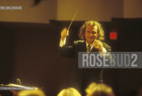 Havana (Cuba), July 1999. German conductor Stefan Anton Reck in Havana performing a concert on occasion of the musical instruments collection for Cuba promoted by conductor Claudio Abbado / LHavana (Cuba), luglio 1999. Il direttore dorchestra Stefan Anton Reck a LAvana durante un concerto in occasione della raccolta di strumenti musicali per Cuba promossa dal direttore dorchestra Claudio Abbado - ©Marcello Mencarini/Rosebud2