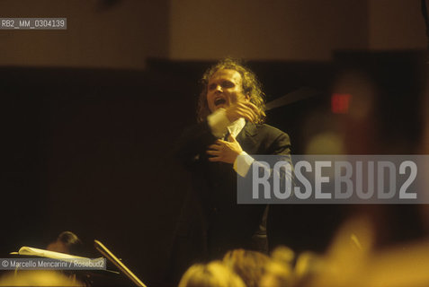 Havana (Cuba), July 1999. German conductor Stefan Anton Reck in Havana performing a concert on occasion of the musical instruments collection for Cuba promoted by conductor Claudio Abbado / LHavana (Cuba), luglio 1999. Il direttore dorchestra Stefan Anton Reck a LAvana durante un concerto in occasione della raccolta di strumenti musicali per Cuba promossa dal direttore dorchestra Claudio Abbado - ©Marcello Mencarini/Rosebud2