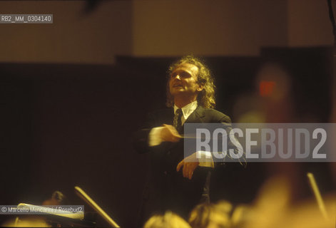 Havana (Cuba), July 1999. German conductor Stefan Anton Reck in Havana performing a concert on occasion of the musical instruments collection for Cuba promoted by conductor Claudio Abbado / LHavana (Cuba), luglio 1999. Il direttore dorchestra Stefan Anton Reck a LAvana durante un concerto in occasione della raccolta di strumenti musicali per Cuba promossa dal direttore dorchestra Claudio Abbado - ©Marcello Mencarini/Rosebud2