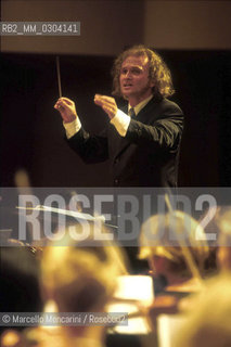 Havana (Cuba), July 1999. German conductor Stefan Anton Reck in Havana performing a concert on occasion of the musical instruments collection for Cuba promoted by conductor Claudio Abbado / LHavana (Cuba), luglio 1999. Il direttore dorchestra Stefan Anton Reck a LAvana durante un concerto in occasione della raccolta di strumenti musicali per Cuba promossa dal direttore dorchestra Claudio Abbado - ©Marcello Mencarini/Rosebud2