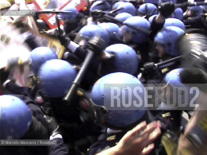 Genoa, May 25, 2000. Police intervention during the protest against genetic manipulation, on occasion of Tebio, To Inquire is Natural the first exhibition-market of Genetically Modified Organisms (GMO) / Genova, 25 maggio 2000. Intervento della polizia durante la manifestazione di protesta contro le manipolazioni genetiche, in occasione di Tebio Informarsi è naturale, la prima Mostra-Mercato degli Organismi Geneticamente Modificati (OGM) - ©Marcello Mencarini/Rosebud2