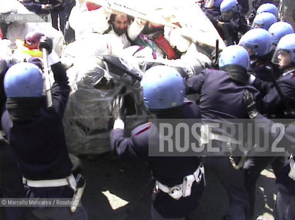 Genoa, May 25, 2000. Police intervention during the protest against genetic manipulation, on occasion of Tebio, To Inquire is Natural the first exhibition-market of Genetically Modified Organisms (GMO) / Genova, 25 maggio 2000. Intervento della polizia durante la manifestazione di protesta contro le manipolazioni genetiche, in occasione di Tebio Informarsi è naturale, la prima Mostra-Mercato degli Organismi Geneticamente Modificati (OGM) - ©Marcello Mencarini/Rosebud2