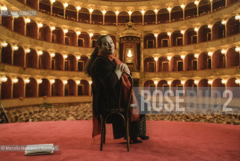 Rome Opera House, January 8, 2000. Venezuelan soprano ines Salazar poses during a rehearsal of Tosca by Giacomo Puccini, performed on occasion of its centenary in the same theater of its debut (directed by Franco Zeffirelli, conducted by Placido Domingo, starring Ines Salazar and Luciano Pavarotti) / Roma, Teatro dellOpera, 8 gennaio 2000. Il soprano Ines Salazar posa durante le prove di Tosca di Giacomo Puccini, rappresentata cento anni dopo nello stesso teatro del suo debutto (regia: Franco Zeffirelli, direttore dorchestra: Placido Domingo, protagonisti: Ines Salazar e Luciano Pavarotti) - ©Marcello Mencarini/Rosebud2