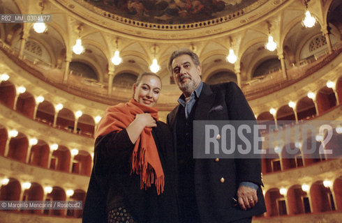 Rome Opera House, January 8, 2000. Soprano ines Salazar and tenor-conductor Placido Domingo pose during a rehearsal of Tosca by Giacomo Puccini, performed on occasion of its centenary in the same theater of its debut (directed by Franco Zeffirelli, conducted by Placido Domingo, starring Ines Salazar and Luciano Pavarotti) / Roma, Teatro dellOpera, 8 gennaio 2000. Il soprano Ines Salazar e il tenore-direttore dorchestra Placido Domingo posano durante le prove di Tosca di Giacomo Puccini, rappresentata cento anni dopo nello stesso teatro del suo debutto (regia: Franco Zeffirelli, direttore dorchestra: Placido Domingo, protagonisti: Ines Salazar e Luciano Pavarotti) - ©Marcello Mencarini/Rosebud2