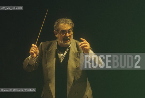 Rome Opera House, January 12, 2000. Spanish tenor and conductor Placido Domingo conducting an orchestra rehearsal of Tosca performed on occasion of its centenary in the same theater of its debut (directed by Franco Zeffirelli, conducted by Placido Domingo, starring Ines Salazar and Luciano Pavarotti) / Teatro dellOpera di Roma, 12 gennaio 2000. Il tenore e direttore dorchestra Placido Domingo mentre dirige una prova di Tosca, eseguita nello stesso teatro del debutto  dopo cento anni (regia: Franco Zeffirelli, direttore dorchestra: Placido Domingo, protagonisti: Ines Salazar e Luciano Pavarotti) - ©Marcello Mencarini/Rosebud2